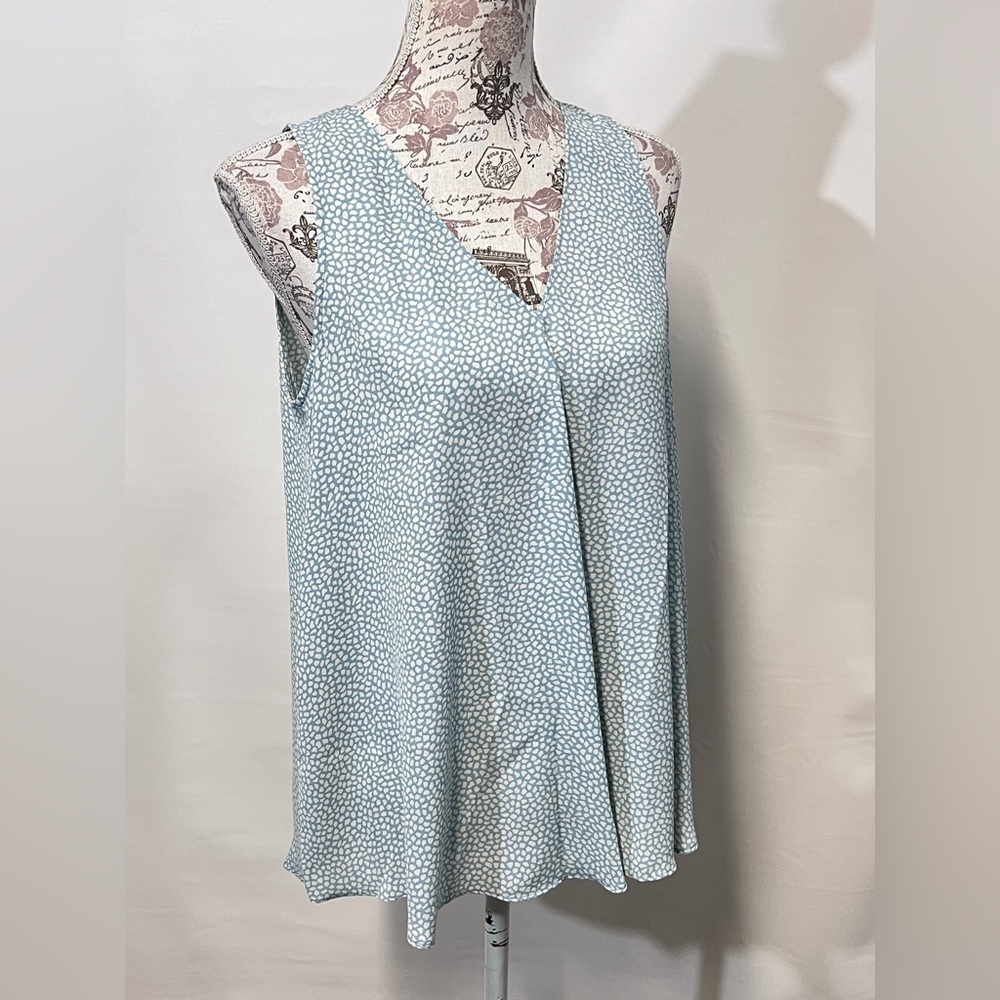 🛍️ VINCE CAMUTO Light blue and white printed blouse size S. - Picture 7 of 11